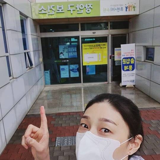 김연경은 지난 17일 인스타그램에 경기도 수원 장안구 보건소 앞에서 촬영한 사진을 올리고 신종 코로나바이러스감염증과 맞서 싸우는 팬들을 응원했다. 김연경 인스타그램 캡처