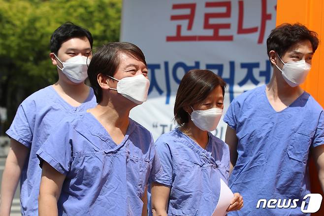 안철수 국민의당 대표가 지난 27일 오후 신종 코로나바이러스 감염증(코로나19) 지역거점병원인 대구 중구 계명대 대구동산병원에서 의료봉사를 위해 보호구 착의실로 향하고 있다. /뉴스1 © News1 공정식 기자