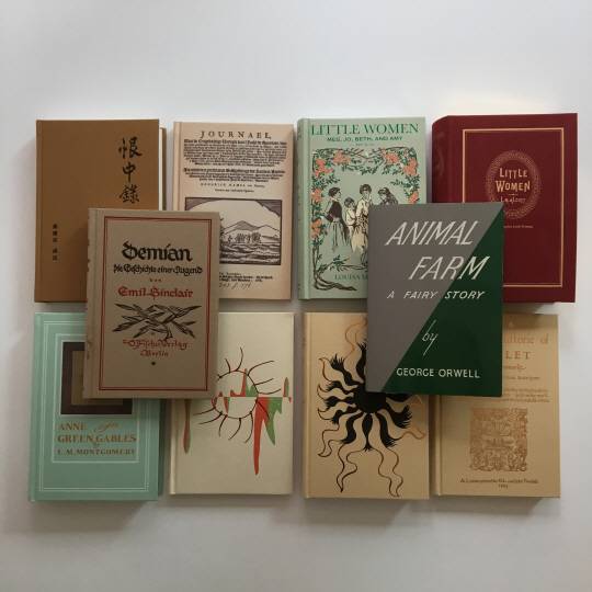 해외원서처럼 보이는 이 책들은 더스토리 출판사에서 출간한 초판본 표지 버전들이다. 왼쪽부터 한중록, 데미안, 하멜 표류기, 작은 아씨들(1896년), 동물농장, 작은 아씨들(1868년).