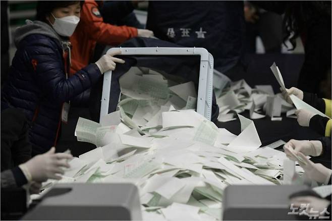 제21대 국회의원선거 투표가 종료된 15일 오후 서울 송파구 올림픽체조경기장에 마련된 개표소에서 사무원들이 개표를 하고 있다 이한형기자