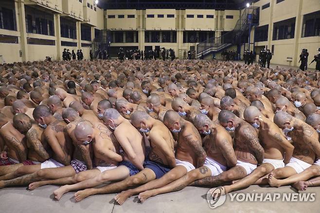 25일(현지시간) 엘살바도르 산살바도르의 한 교도소에서 감방 수색 중 한데 모여있는 수감자들 사진. [엘살바도르 대통령실/AP통신=연합뉴스]
