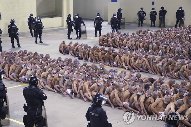 25일(현지시간) 엘살바도르 산살바도르의 한 교도소에서 감방 수색 중 한데 모여있는 수감자들 사진. [엘살바도르 대통령실/AP통신=연합뉴스]
