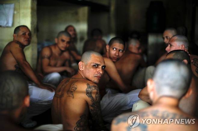 엘살바도르 교도소 감방 내부의 수감자들 [로이터=연합뉴스]
