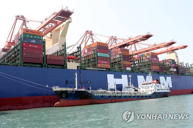 급유받는 세계 최대 컨테이너선 (부산=연합뉴스) 강덕철 기자 = 알헤시라스 호가 29일 부산 신항 4부두에서 급유선으로부터 연료유를 공급받고 있다. 2020.4.29 kangdcc@yna.co.kr