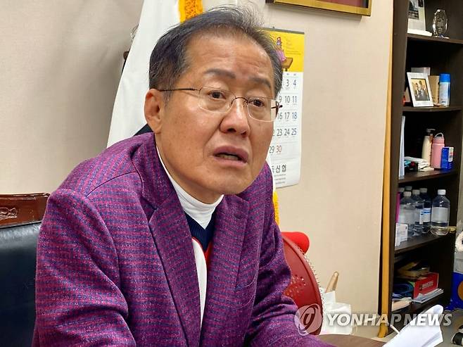 기자회견하는 홍준표 (대구=연합뉴스) 29일 대구 중구 서문시장 상가연합회 사무실에서 무소속 홍준표 전 자유한국당 대표가 기자회견을 하고 있다. 2020.4.29 [연합뉴스TV 최문섭 영상취재기자 촬영] sunhyung@yna.co.kr