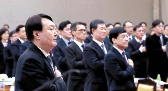 윤석열 검찰총장(왼쪽)이 지난 2월 10일 총선에 대비해 대검에서 열린 전국 지검장 회의에 참석해 국민의례를 하고 있다. 오른쪽 끝은 이성윤 서울중앙지검장. 윤 총장은 29일 채널A와 MBC 압수수색과 관련, 서울중앙지검을 향해 ’비례와 형평을 잃지 않도록 유의하라“고 지시했다. 오종택 기자