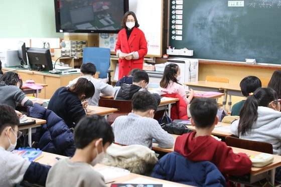 지난 1월28일 개학한 대구의 한 초등학교 교실에서 학생과 담임 교사가 마스크를 착용한 채 수업하고 있다. 뉴스1