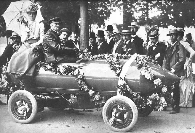 1899년 벨기에의 카밀 제나치가 개발한 전기차 '라 자메 콩탕트(la Jamais Contente)' © 뉴스1