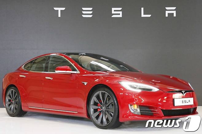 2018년 2월26일 경기도 김포시 한국타임즈항공에서 공개된 테슬라 모델 S P100D. (테슬라 제공) 2018.2.26/뉴스1