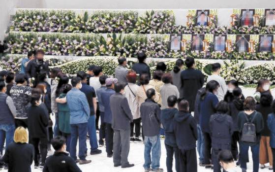 이천 물류창고 화재사고의 희생자 합동분향소가 마련된 이천시 서희청소년문화센터에서 30일 유가족들이 희생자들의 명복을 빌고 있다. [연합뉴스]