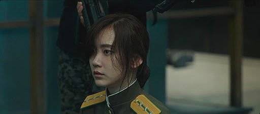 영화 '공조'에서 북한 특수 정예부대 출신 림철령(현빈)의 부하이자 아내 화령 역을 맡은 신현빈. 작전 중 사망하는 탓에 출연 분량은 매우 짧다. [사진 CJ엔터테인먼트]