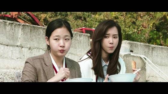 이준익 감독의 '변산'에서 신현빈은 주인공 학수(박정민)의 첫사랑인 고향 친구 미경을 연기했다. 학수를 짝사랑한 선미(김고은)와 무심한 듯 복스럽게 '먹방' 시전 중인 미경. '슬의생' 장겨울 선생의 먹방은 그냥 나온 게 아니었다. [사진 메가박스중앙플러스엠]