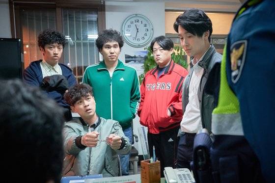 영화 '변산' 한 장면. 맨 오른쪽 얼굴이 '슬의생' 안치홍 선생 역 배우 김준한이다. 신현빈과는 이 영화에 이어 '지푸라기라도 잡고 싶은 짐승들'에서 또 다시 만났다. [사진 메가박스중앙플러스엠]