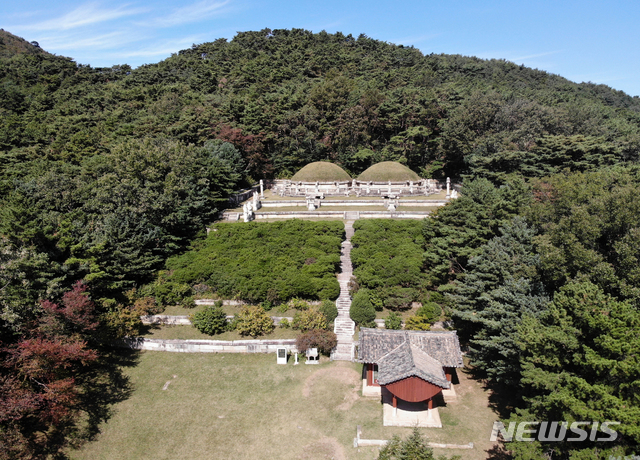 <사진3> [서울=뉴시스] 개성시 오산리에 있는 고려 31대 공민왕(恭愍王)의 현릉(玄陵)과 왕비 노국대장공주(魯國大長公主)의 정릉(正陵) 정면 모습. 장대석을 이용하여 동서 50m, 남북 45m의 규모로 축조된 능계 3단과 남쪽으로 이어지는 경사면으로 이루어져 있다. 경사면과 능계의 중앙으로는 계단을 두어 능으로 오를 수 있도록 하였으며 경사면 아래 평지에는 정자각을 두었다. 2020.05.02. photo@newsis.com