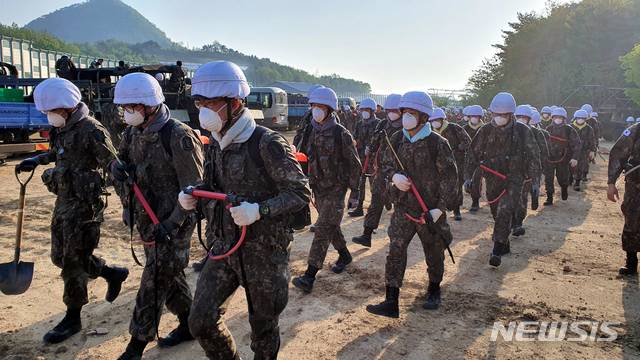 [고성(강원)=뉴시스]김경목 기자 = 육군 제22보병사단 장병들이 2일 오전 강원 고성군 토성면 도원리 도원저수지에서 잔불 진화 작전에 투입되고 있다. (사진=육군 제22보병사단 제공). 2020.05.02.  photo＠newsis.com