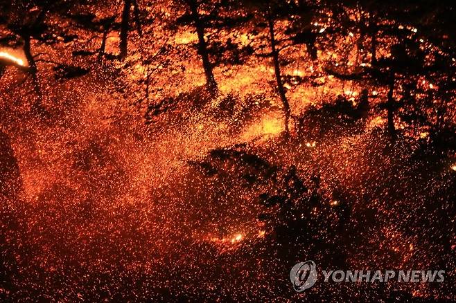 강풍 타고 번지는 산불 (고성=연합뉴스) 이종건 기자 = 지난 1일 오후 강원 고성군 토성면 도원리에서 발생해 강한 바람을 타고 주변 지역으로 번진 산불이 맹렬한 기세로 산림을 집어삼키고 있다.      2020.5.2 momo@yna.co.kr