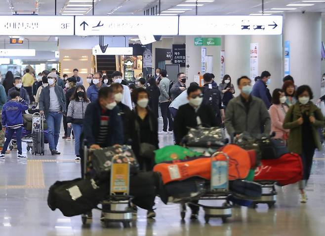 정부가 고강도 사회적 거리두기를 제한적으로 완화한 가운데 황금연휴를 하루 앞둔 29일 오전 제주국제공항 1층 국내선 도착장이 관광객들의 발길로 붐비고 있다. /사진=뉴시스