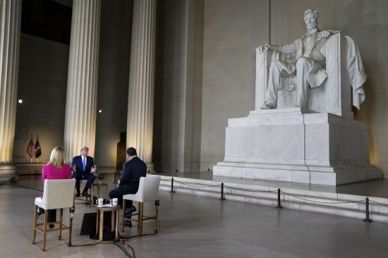 도널드 트럼프 미국 대통령이 3일 에이브러햄 링컨 대통령의 동상 앞에서 열린 가상타운홀미팅에서 질문에 답하고 있다. [이미지출처=AP연합뉴스]