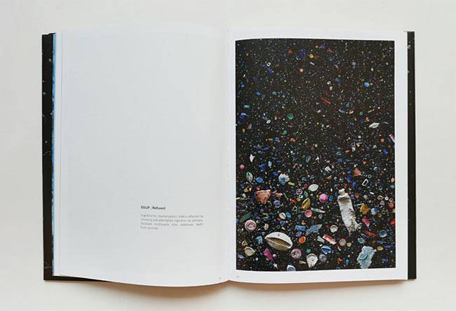 벨벳 배경 천 위에 플라스틱 잔해물을 얹은 모습. 사진 김진영