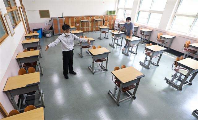 코로나19 확산 세가 주춤하면서 13일 고3부터 등교개학을 시작하는 가운데, 4일 서울 양천구 금옥여자고등학교에서 선생님들이 교실 책상 간격을 벌리고 있다. 뉴스1