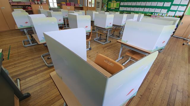 대구와룡초등학교는 교실수업 중 거리두기를 위해 책상마다 골판지로 된 칸막이를 설치했다. 대구시교육청 제공