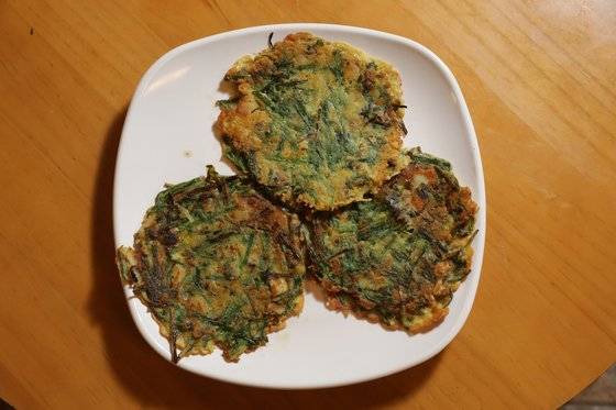 부추의 부산식 이름인 정구지와 전의 사투리인 찌짐을 넣어서 정구지찌짐이라고 한다. [중앙포토]