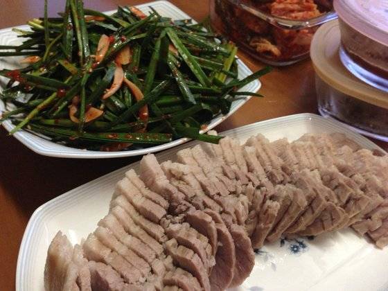 돼지고기 요리에 어울리는 것으로 부추를 자주 내는데, 부추 속의 황화알릴은 비타민B군을 몸으로 흡수하는 능력이 있다. [사진 Flickr]