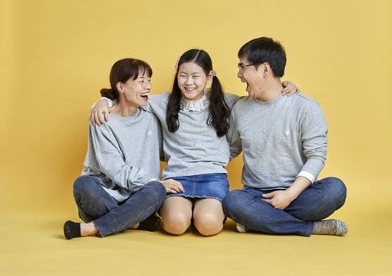 강규리(가운데) 학생기자가 어머니·아버지와 다정하게 어깨동무를 하고 있다. 세 사람은 5월 '가정의 달'을 맞아 건강한 가족 관계 만들기에 도전했다.