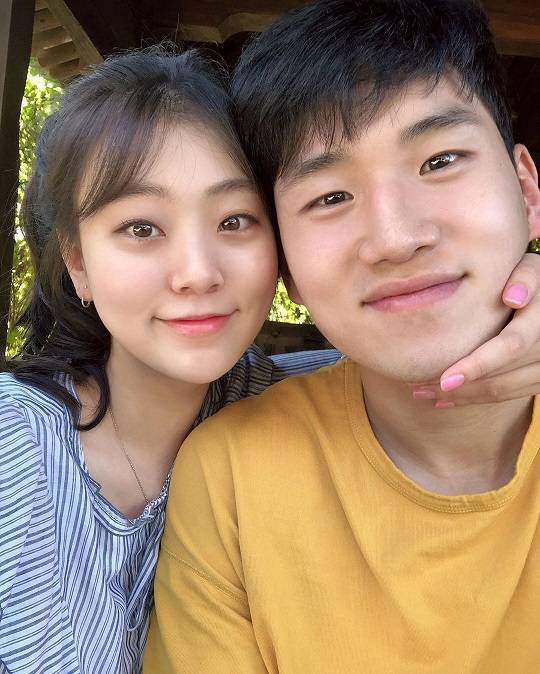 피겨 스케이팅 국가대표 출신 곽민정 해설위원(26)이 프로농구 안양 KGC인삼공사 포워드 문성곤 선수(27)와 내년 5월 결혼한다. /사진=문성곤 인스타그램