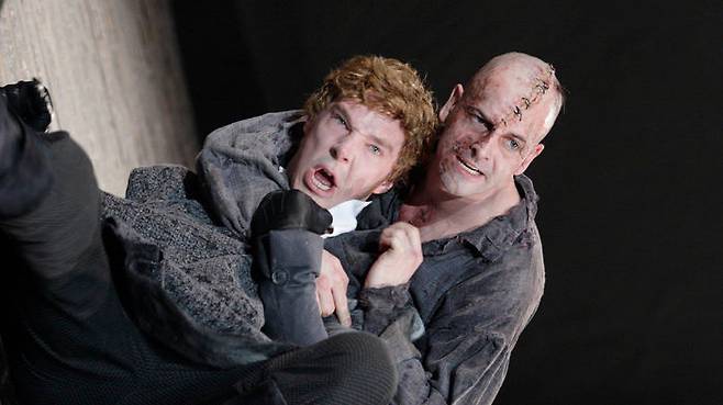 연극 '프랑켄슈타인' (사진=Catherine Ashmore, 영국 국립극단 페이스북)