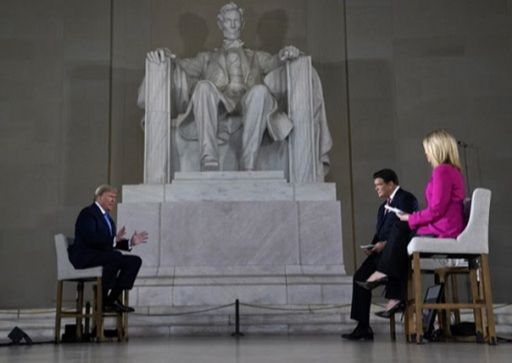 도널드 트럼프 미국 대통령(왼쪽) 워싱턴 링컨기념관 안에 있는 에이브러햄 링컨 전 대통령 동상 앞에서 폭스뉴스와 인터뷰를 하는 모습. 연합뉴스