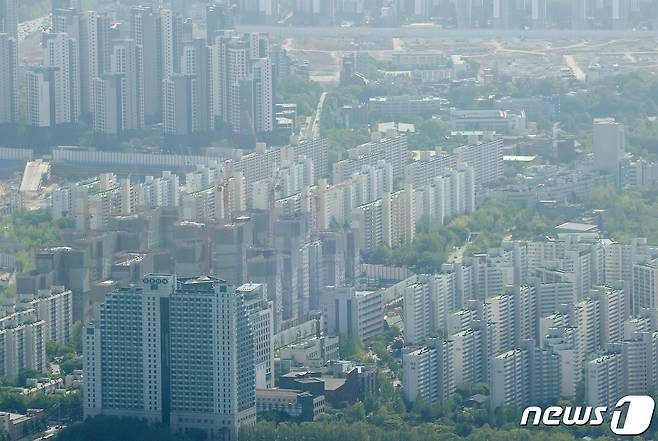 4일 오후 서울 송파구 롯데월드타워 전망대에서 바라본 강남구 아파트 단지의 모습. 2020.5.4/뉴스1 © News1 김진환 기자
