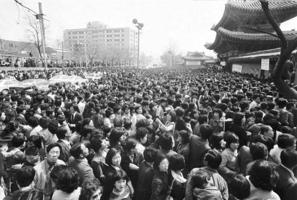 1970년대 어린이날 최고 나들이 장소는 창경원이었다. 사진은 1979년 4월14일 창경원 봄나들이에 나선 시민들이 입장하기 위해 기다리는 모습./조선일보DB