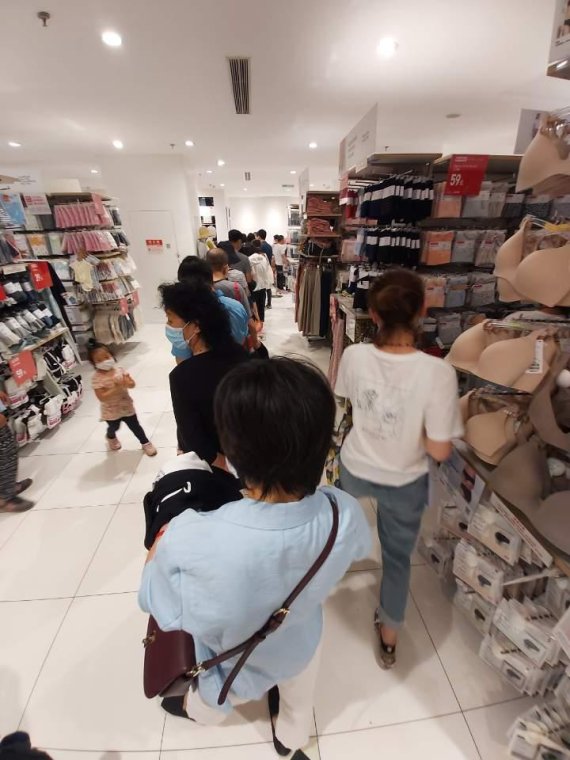 중국 노동절 연휴 기간인 지난 3일 오후 베이징 차오양구 왕징의 한 쇼핑몰에서 손님들이 계산을 하기 위해 줄지어 있다. 사진=정지우 특파원