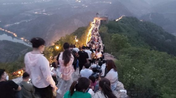 중국 노동절 연휴 기간인 지난 2일 오후 베이징의 외곽 구베이수이전 스마타이 만리장성을 관광객들이 줄지어 걷고 있다. 사진=정지우 특파원