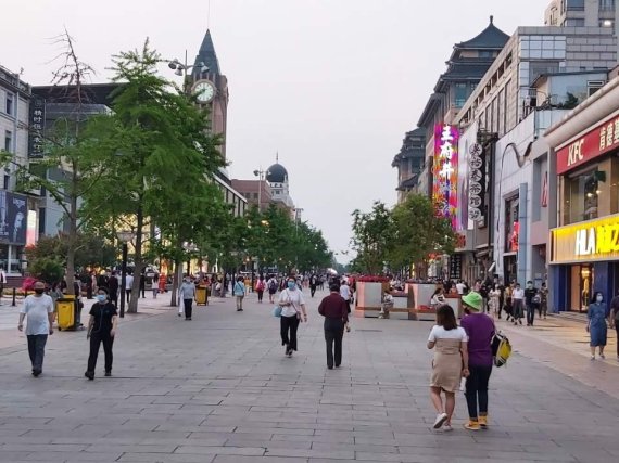 중국 노동절 연휴 기간인 지난 3일 오후 베이징의 명동으로 불리는 왕푸징 거리를 쇼핑객들이 지나가고 있다. 사진=정지우 특파원