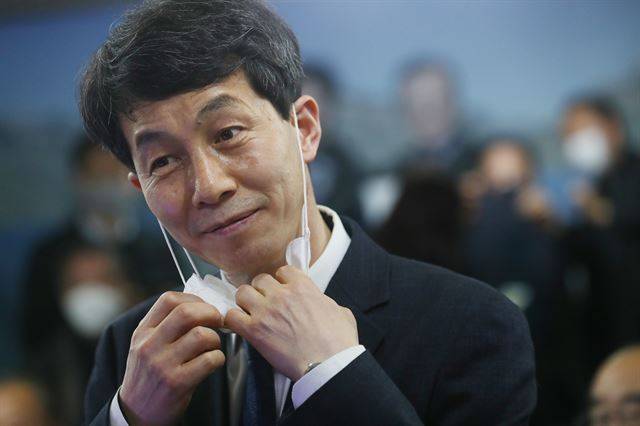 서울 구로을에 출마한 더불어민주당 윤건영 후보가 지난달 15일 구로동 선거 사무소에서 당선이 확실시 되자 언론사 인터뷰를 마치고 마스크를 쓰고 있다. 연합뉴스