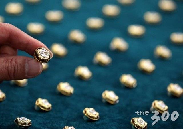 제21대 총선을 이틀 앞둔 13일 오전 서울 여의도 국회 사무처가 국회의원들에게 지급될 배지를 공개하고 있다./사진=홍봉진 기자