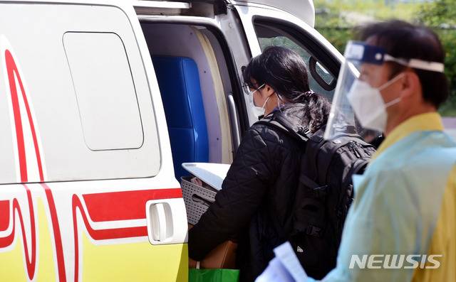 [대구=뉴시스] 이무열 기자 = 대구지역 제1생활치료센터인 중앙교육연수원이 운영을 종료된 지난달 29일 오후 격리 중이던 신종 코로나바이러스 감염증(코로나19) 확진자 17명이 대구 중구 계명대학교 대구동산병원으로 이송하기 위해 구급차에 탑승하고 있다. 2020.04.29.lmy@newsis.com