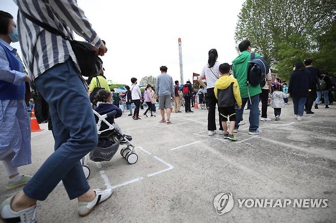 거리두며 차근차근 (서울=연합뉴스) 박동주 기자 = 어린이날이자 코로나19 확산을 막기 위한 '사회적 거리두기'가 종료되는 5일 서울 광진구 어린이대공원에서 시민들이 거리두며 입장하고 있다. 2020.5.5 pdj6635@yna.co.kr