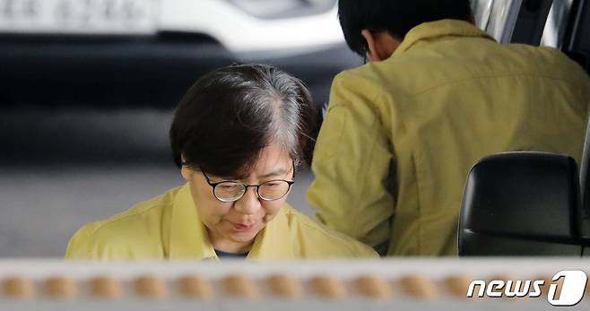 정은경 중앙방역대책본부장(질병관리본부장)이 9일 충북 청주시 오송읍 질병관리본부 브리핑실에서 열린 신종 코로나바이러스 감염증(코로나19) 국내 발생현황 정례브리핑에 참석 하기 위해 차량에서 내리고 있다.  2020.3.9/뉴스1 © News1 장수영 기자