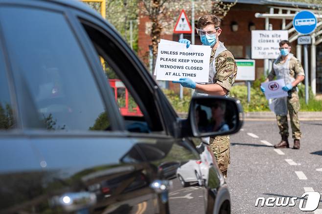 영국  군인들이 코로나19 드라이브스루 테스트를 돕고 있다. © 로이터=뉴스1