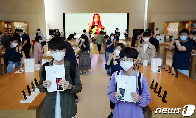 6일 오후 서울 강남구 애플스토어에서 보급형 스마트폰 아이폰SE 1호 구매 고객이 기념촬영을 하고 있다. 2020.5.6/뉴스1 © News1 이재명 기자