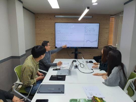 데이터 분석 전문기업 베가스 직원들이 데이터 분석 방법론에 대해 회의를 하고 있다.    



베가스 제공