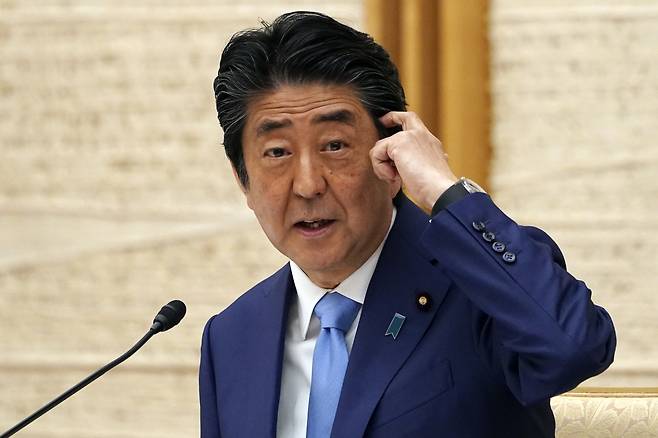 Abe信條日本総理が去る 4日東京総理公館で開かれた記者会見で記者たちの質問に返事している. [AP]