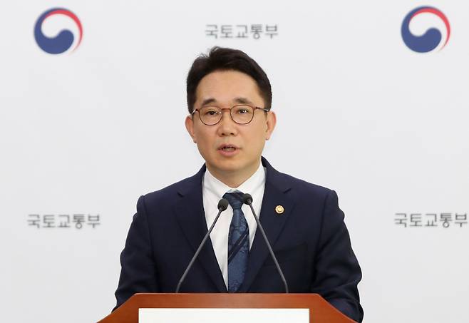 박선호 국토교통부 차관이 6일 정부세종청사에서 ‘수도권 주택공급 기반 강화 방안’을 발표했다. [국토교통부]