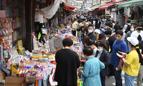 어린이날인 5일 서울 동대문구 문구 도매시장 골목이 많은 인파로 붐비고 있다. 서상배 선임기자