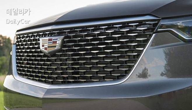 캐딜락 XT6 (슬림한 비례로 구성된 라디에이터 그릴)