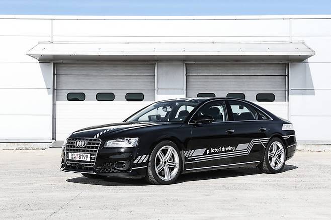 아우디의 첫 번째 자율주행 차량 아우디 A8.