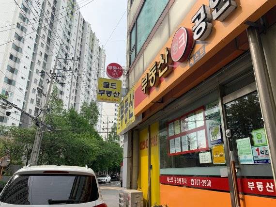 서울 용산구 서부이촌동 대림아파트 앞에 자리한 한 공인중개사무소. 정부가 6일 용산 정비창 부지 개발 계획을 발표하자 서부이촌동 일대 중개사들은 '호재'라며 환영했다. 사진=강현수 기자